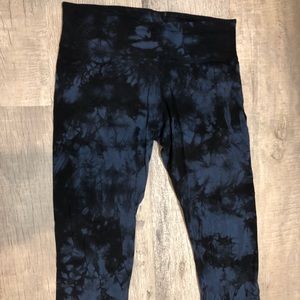 Lou&Grey cropped leggings, blue and black tye dye